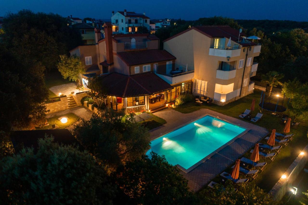 Guesthouse "Barboska" - Big Outdoor Swimming Pool & Private Tennis Court Vodnjan Exterior photo