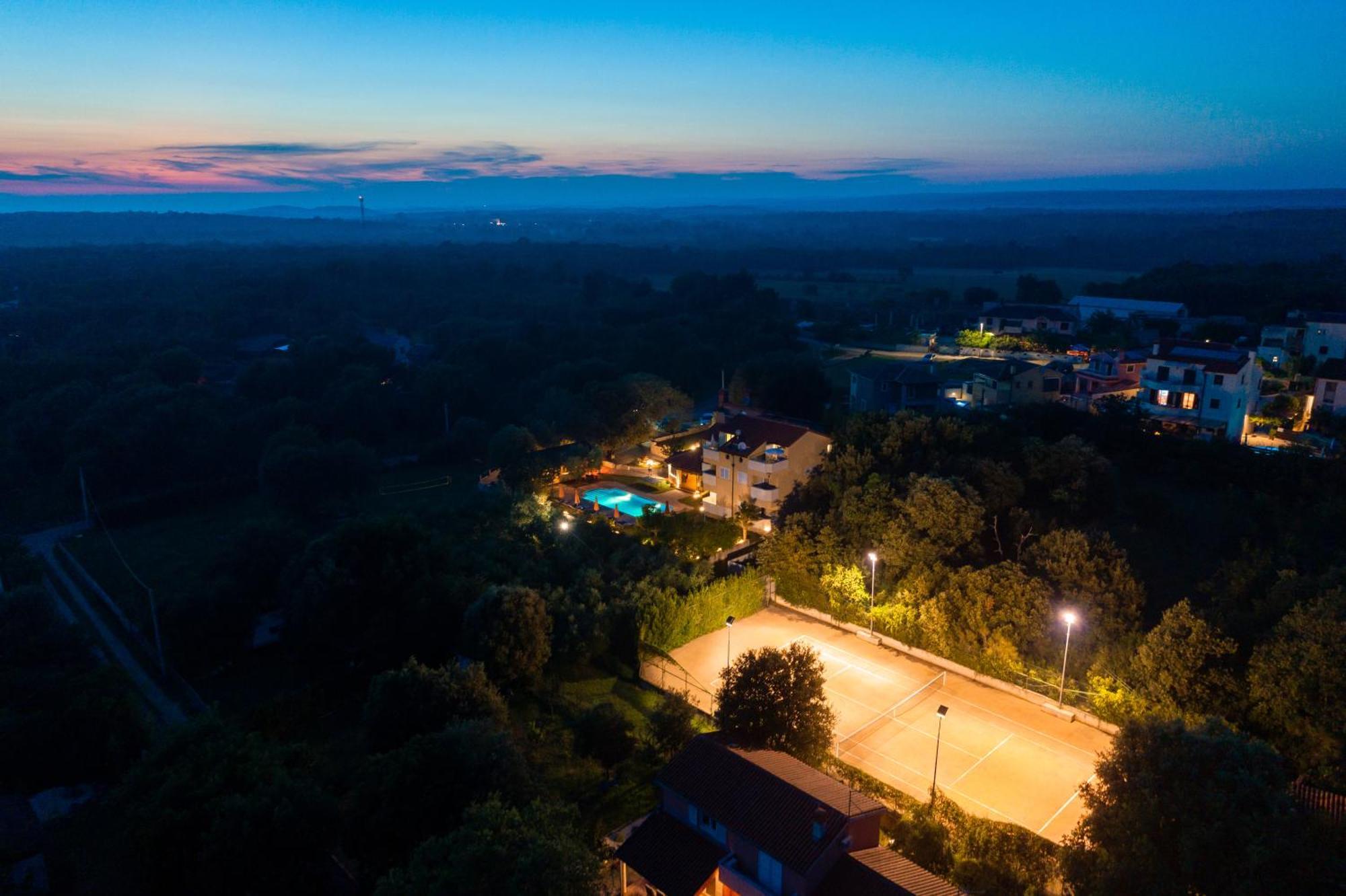 Guesthouse "Barboska" - Big Outdoor Swimming Pool & Private Tennis Court Vodnjan Exterior photo