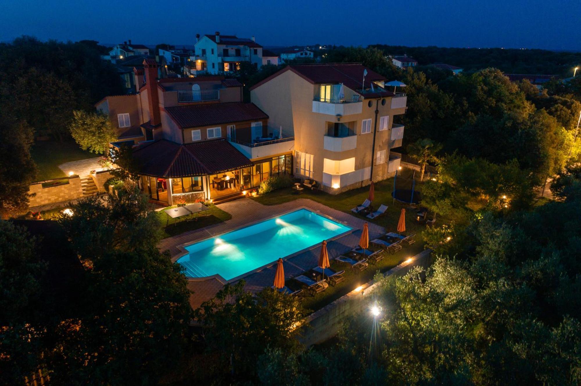 Guesthouse "Barboska" - Big Outdoor Swimming Pool & Private Tennis Court Vodnjan Exterior photo