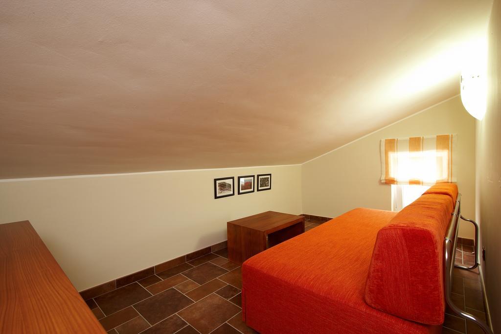 Guesthouse "Barboska" - Big Outdoor Swimming Pool & Private Tennis Court Vodnjan Room photo