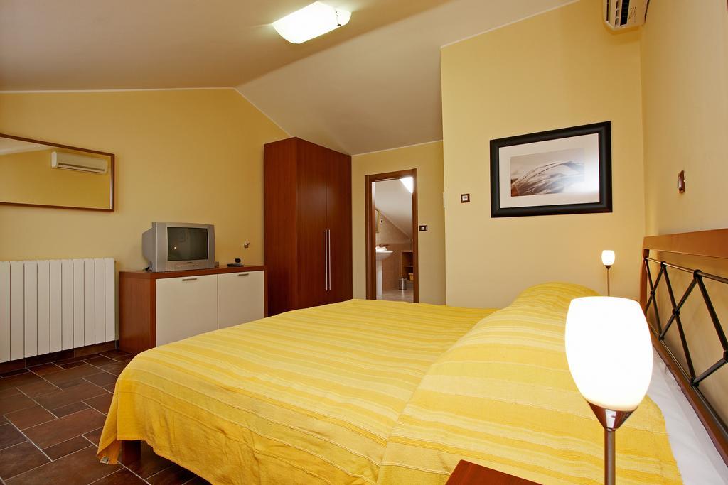Guesthouse "Barboska" - Big Outdoor Swimming Pool & Private Tennis Court Vodnjan Room photo