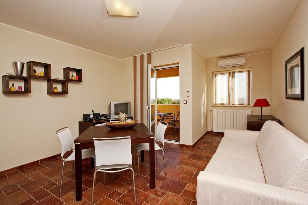 Guesthouse "Barboska" - Big Outdoor Swimming Pool & Private Tennis Court Vodnjan Room photo