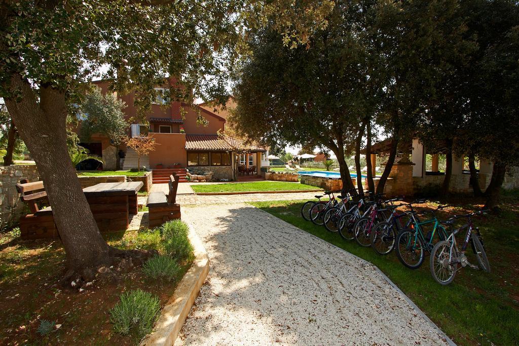Guesthouse "Barboska" - Big Outdoor Swimming Pool & Private Tennis Court Vodnjan Exterior photo