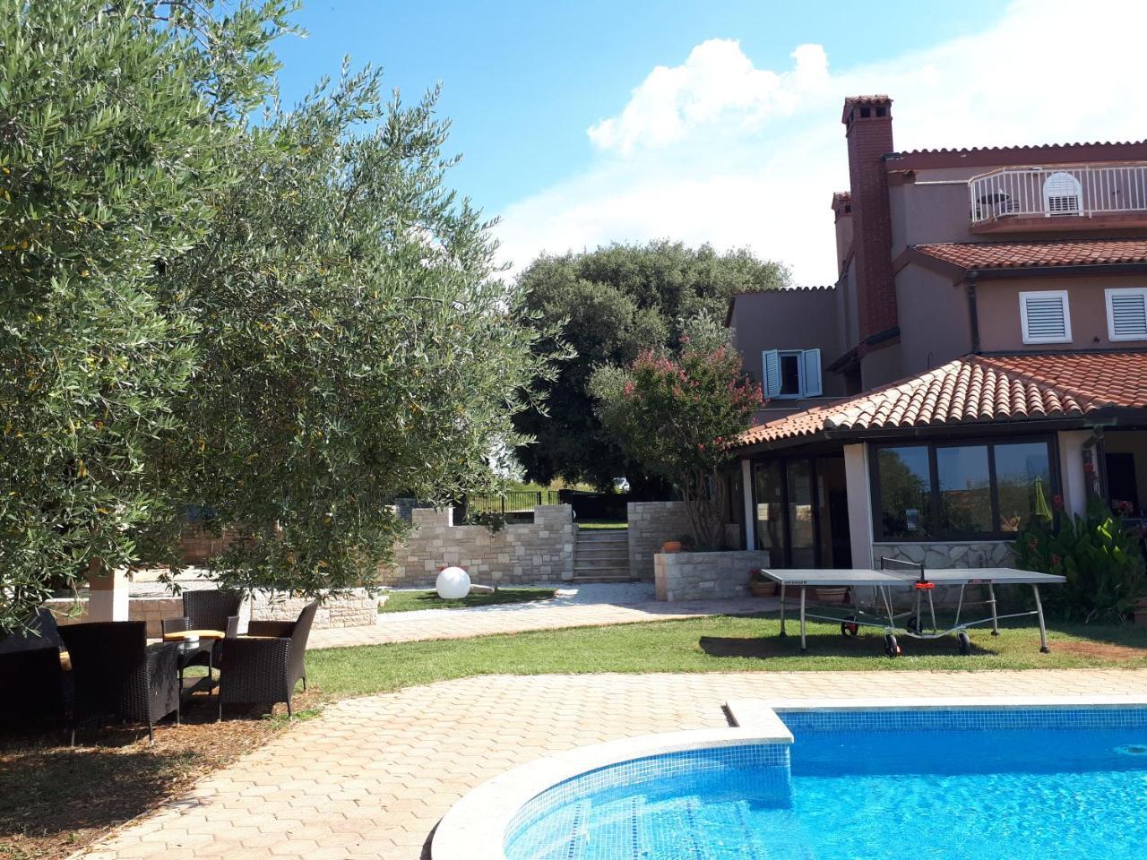 Guesthouse "Barboska" - Big Outdoor Swimming Pool & Private Tennis Court Vodnjan Exterior photo