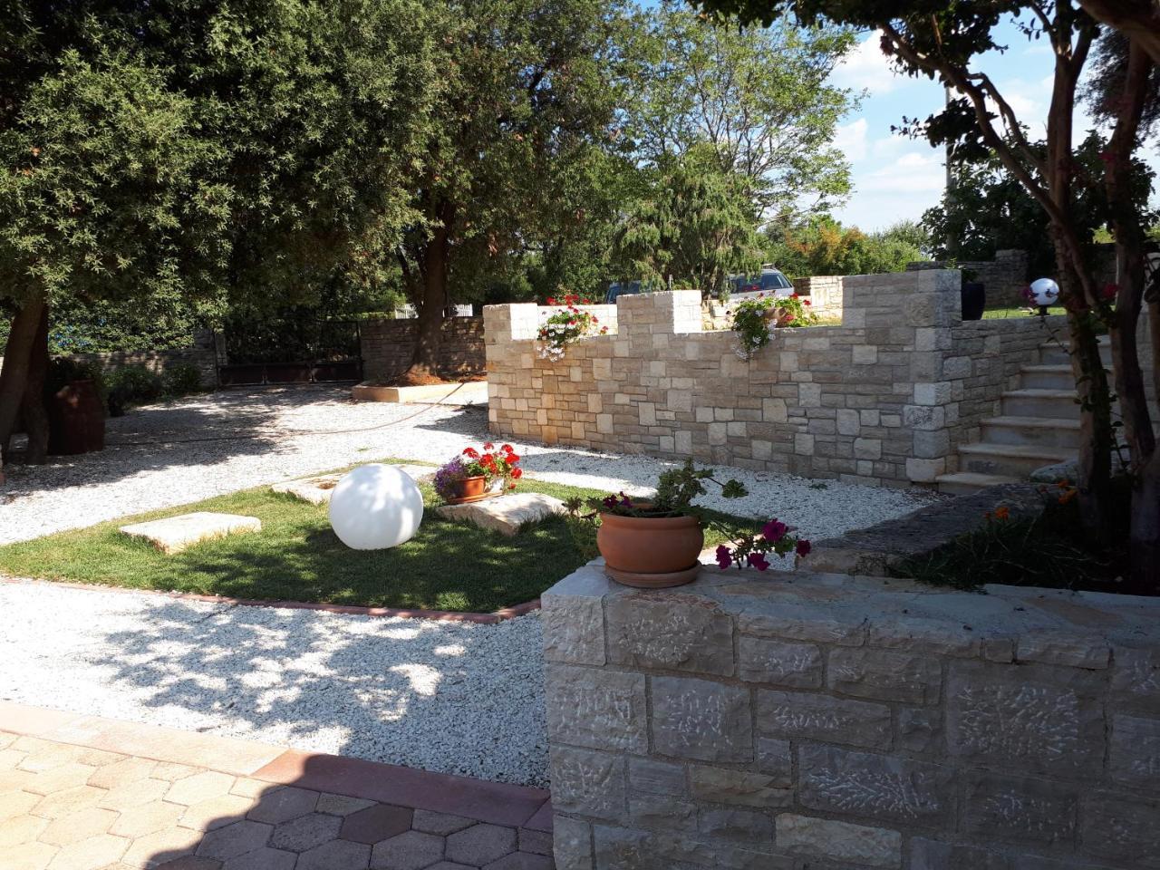 Guesthouse "Barboska" - Big Outdoor Swimming Pool & Private Tennis Court Vodnjan Exterior photo